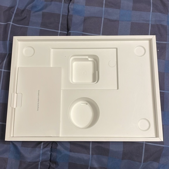 MacBook Air box - Picture 3 of 3